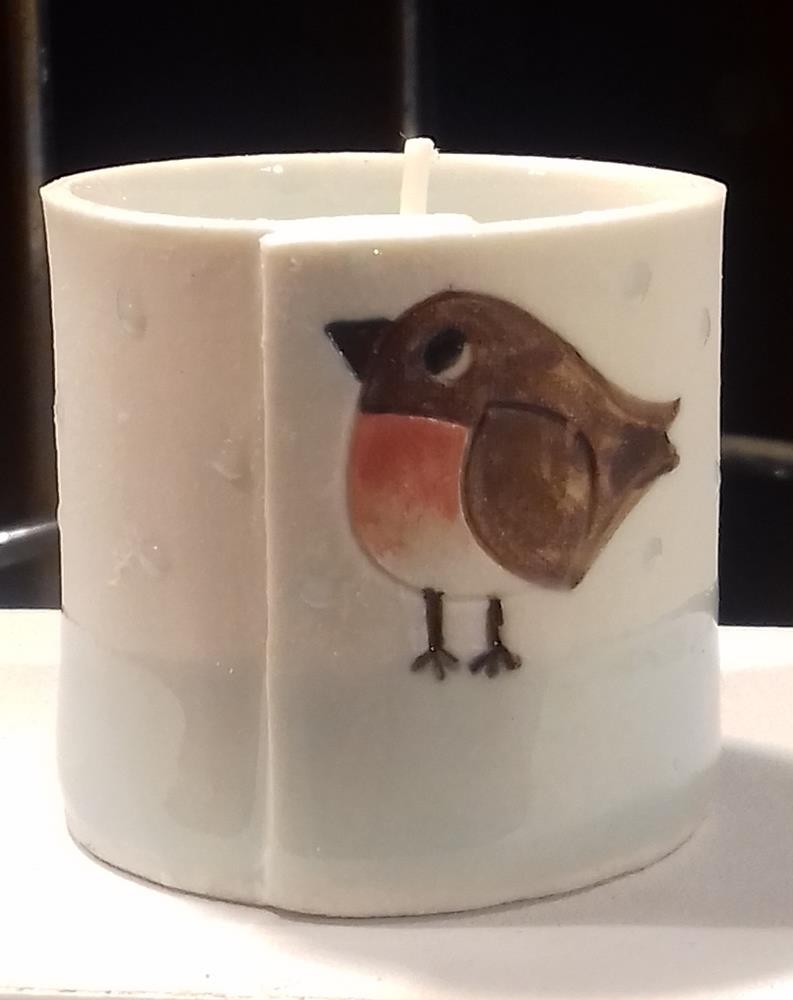 Robin on ice.
Festive fragranced candle.
Fits tea lights.