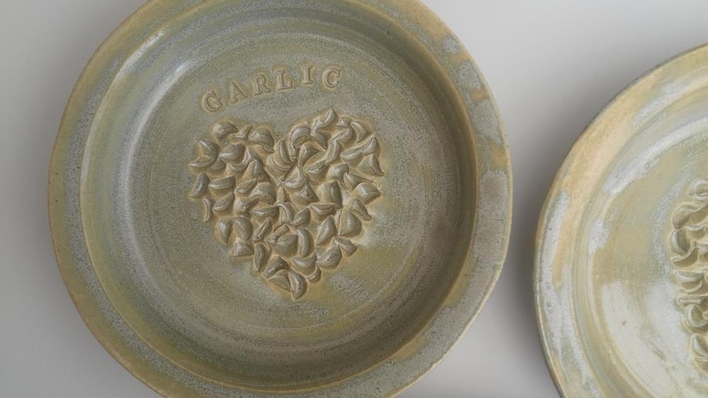 Love Garlic
Crushing / Mincing dish
Stoneware. On Etsy